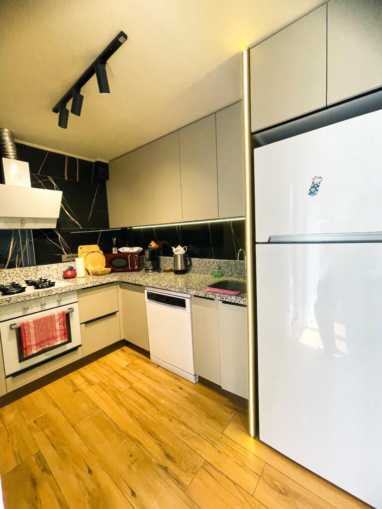 Antalya Konyaaltı Diker Port Residence 1+1 günlük kiralık daire tam donanımlı Amerikan mutfak