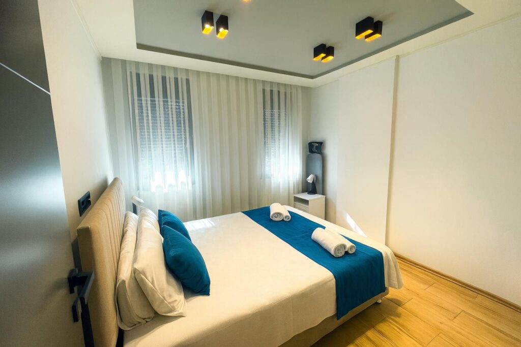Antalya Konyaaltı Diker Port Residence 1+1 günlük kiralık daire yatak odası modern ve konforlu tasarım