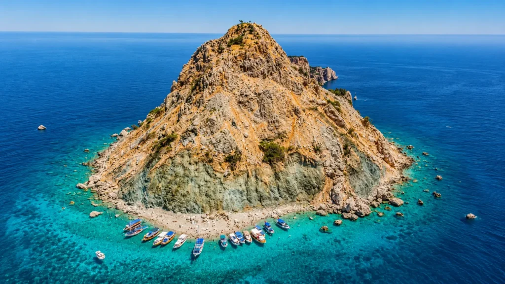 Antalya kayalık ada ve turkuaz deniz manzarası
