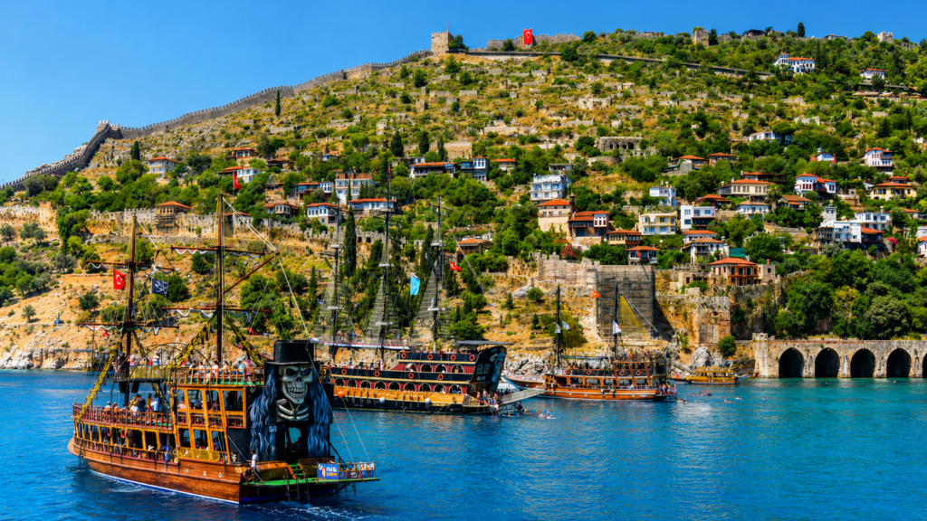 Antalya çevresinde tarihi kale ve deniz manzarasına yakın konforlu günlük kiralık daire