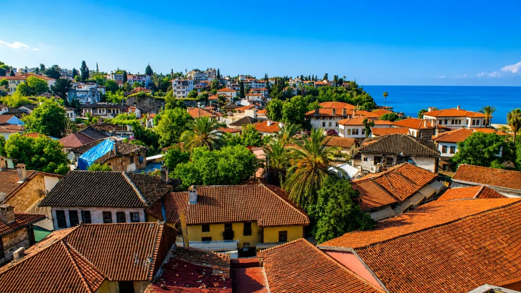 Antalya tarihi evler ve şehir manzarası