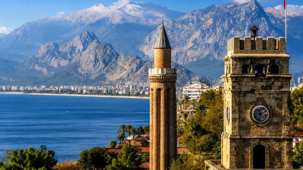 Antalya minare ve deniz manzaralı tarihi rota