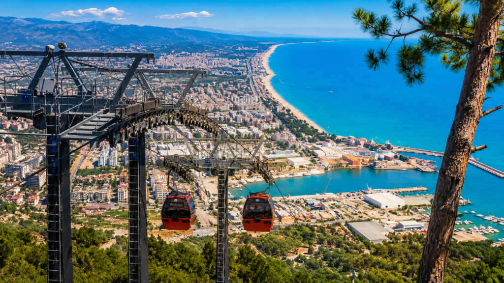 Antalya deniz ve teleferik manzarasına yakın Konyaaltı tatil konaklaması