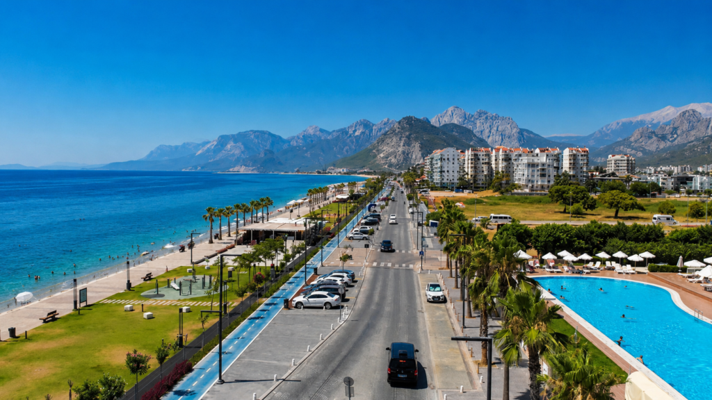 Antalya Konyaaltı sahil yolu, plaj, deniz, bisiklet yolu ve dağ manzarası