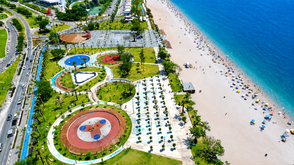 Antalya sahilinde plaj, park alanı, yürüyüş yolu ve deniz manzarası