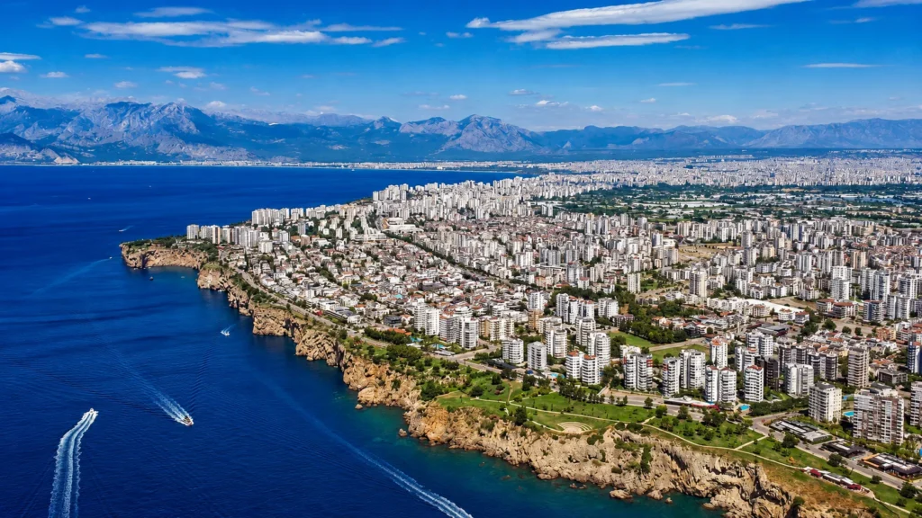 Antalya Konyaaltı şehir ve sahil manzarası