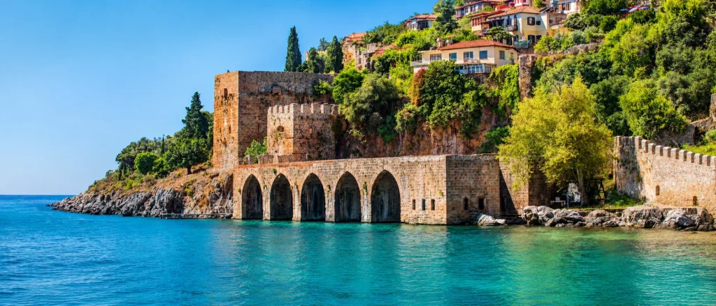 Antalya tarihi köprü ve deniz kenarı gezi noktası