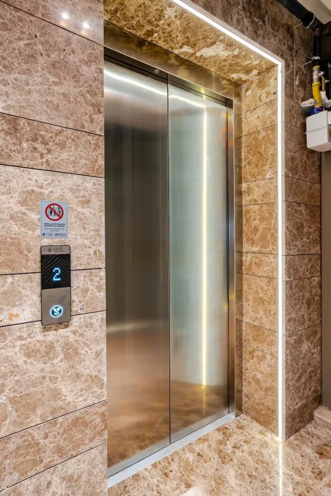 Diker Port Residence asansörlü bina içi ortak alan
