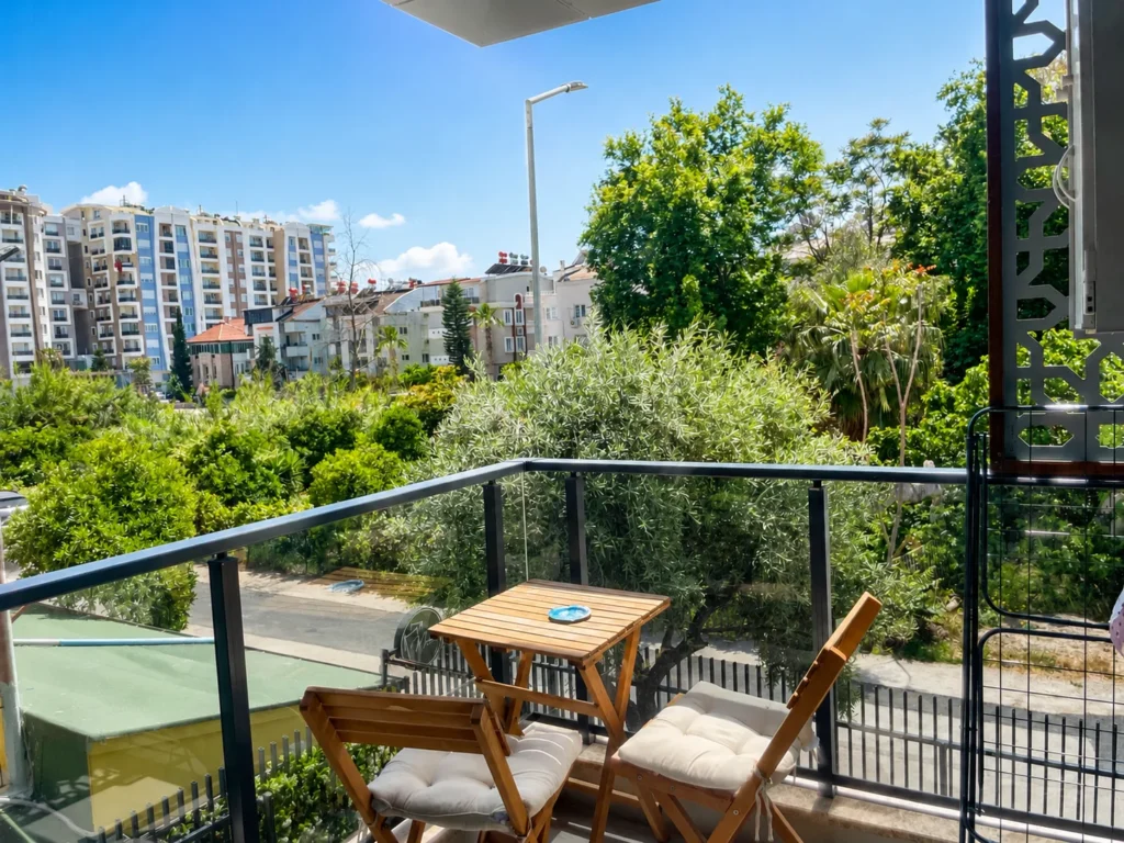 Diker Port Residence balkon masa sandalye alanı Konyaaltı