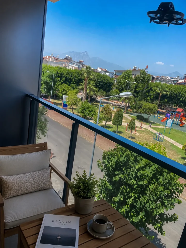 Diker Port Residence balkon korkuluğu ve yeşil alan manzarası