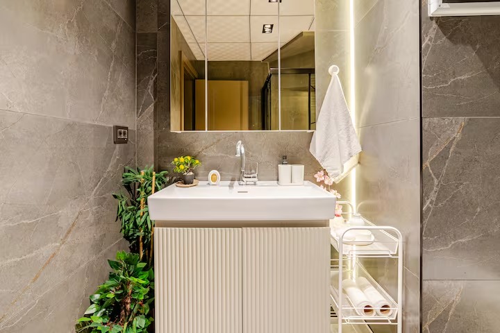 Antalya Konyaaltı günlük kiralık daire modern banyo