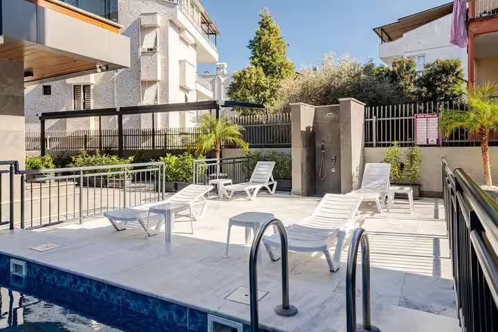 Antalya Konyaaltı site içi havuz alanı
