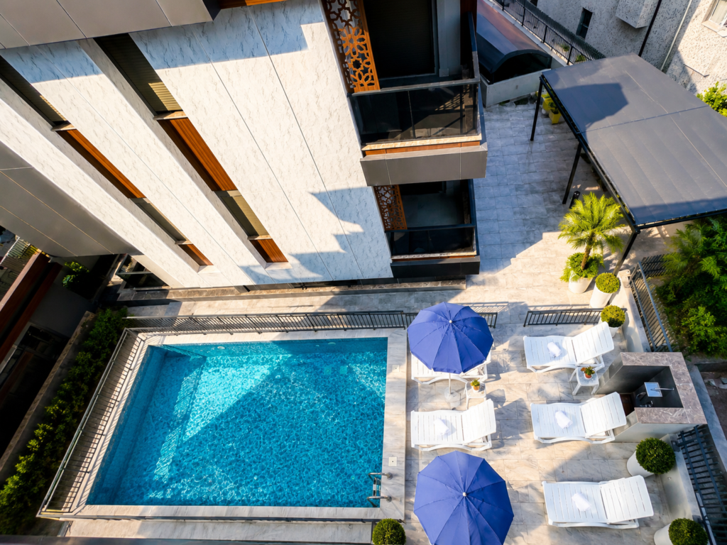 Diker Port Residence site içi açık yüzme havuzu