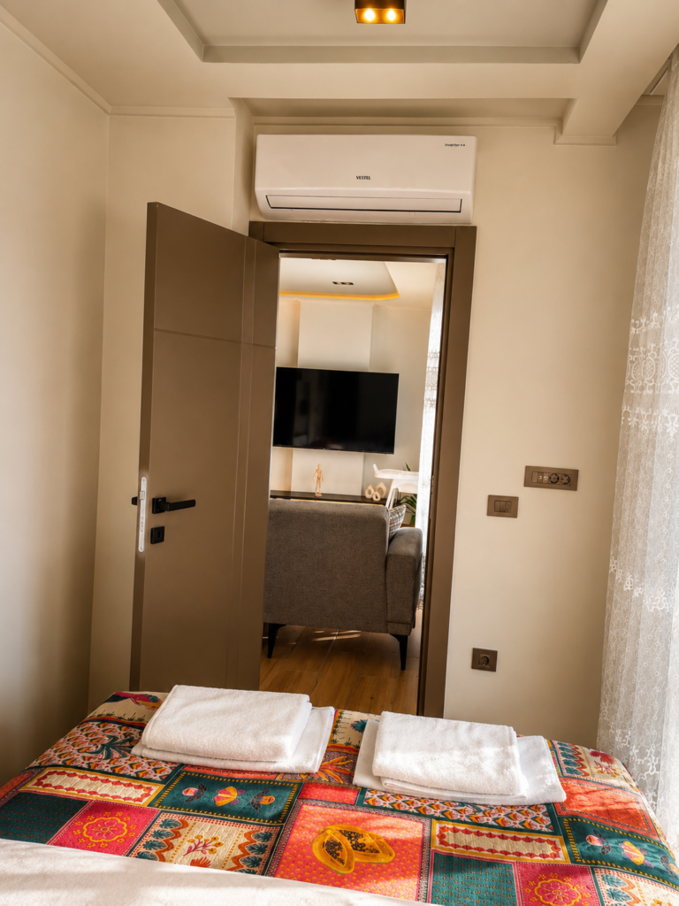 Konyaaltı günlük kiralık daire kapı ve yatak odası görünümü