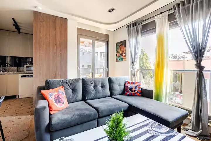 Konyaaltı günlük kiralık daire modern gri koltuklu salon