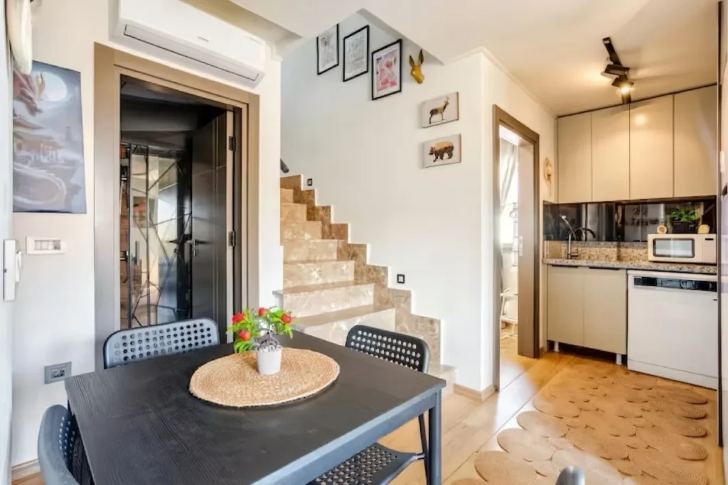 Diker Port Residence dubleks iç mekan merdiven görünümü