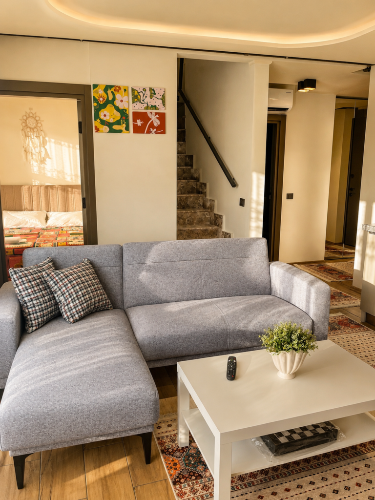 Konyaaltı günlük kiralık daire koltuklu oturma alanı