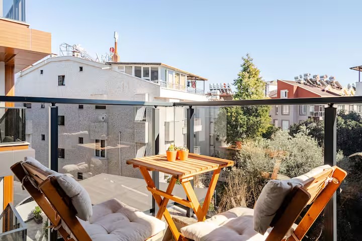 Diker Port Residence balkon masa sandalye alanı