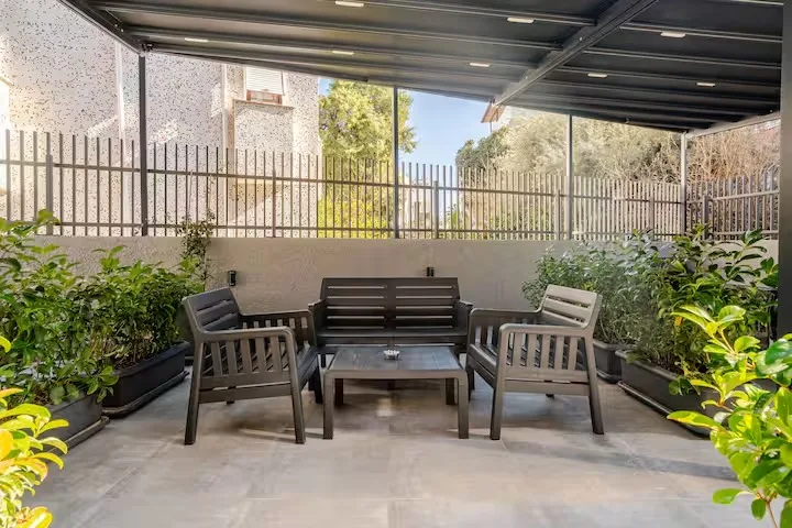 Antalya Konyaaltı balkonlu günlük kiralık daire oturma alanı