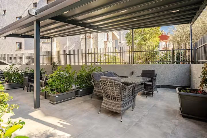 Diker Port Residence kapalı teras oturma alanı Konyaaltı