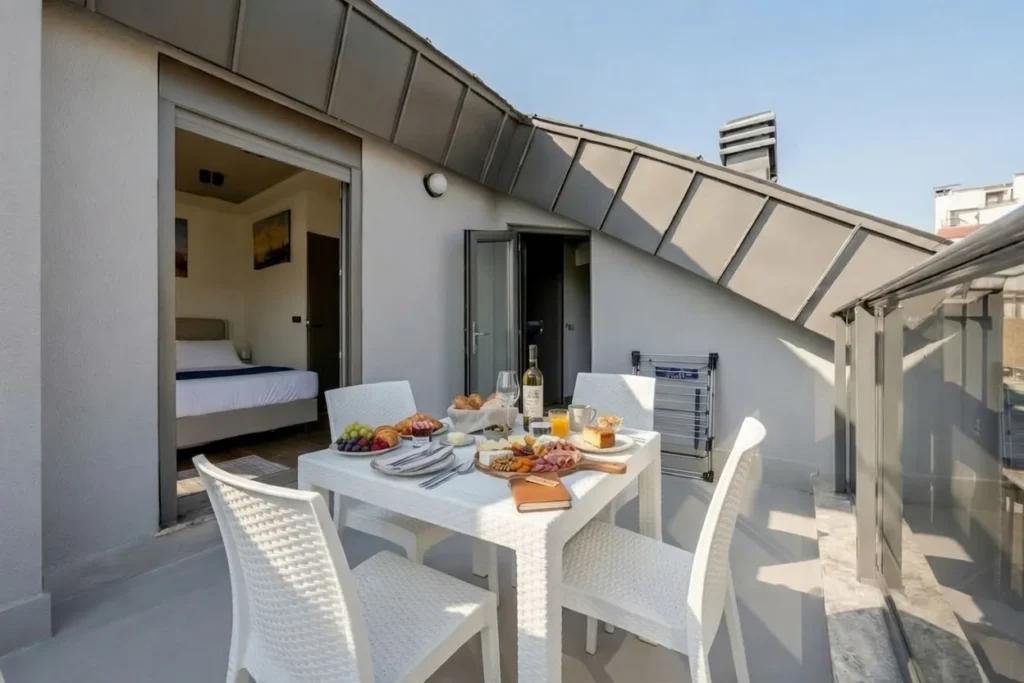 Konyaaltı teraslı günlük kiralık daire açık oturma alanı