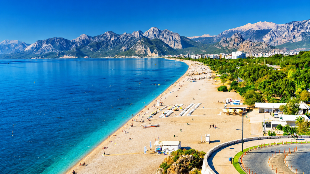 Konyaaltı Plajı ve dağ manzarasına yakın Antalya günlük kiralık daire